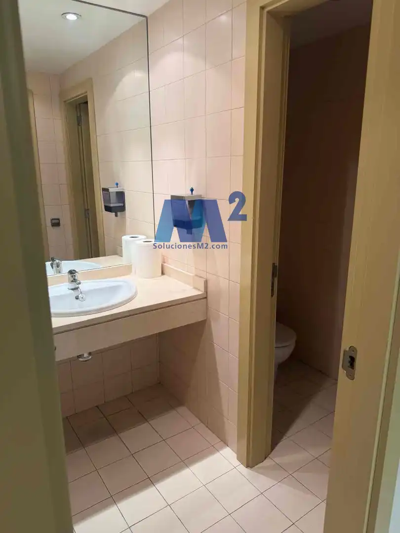 Badezimmer von Fabrikhallen zur Miete in Algete