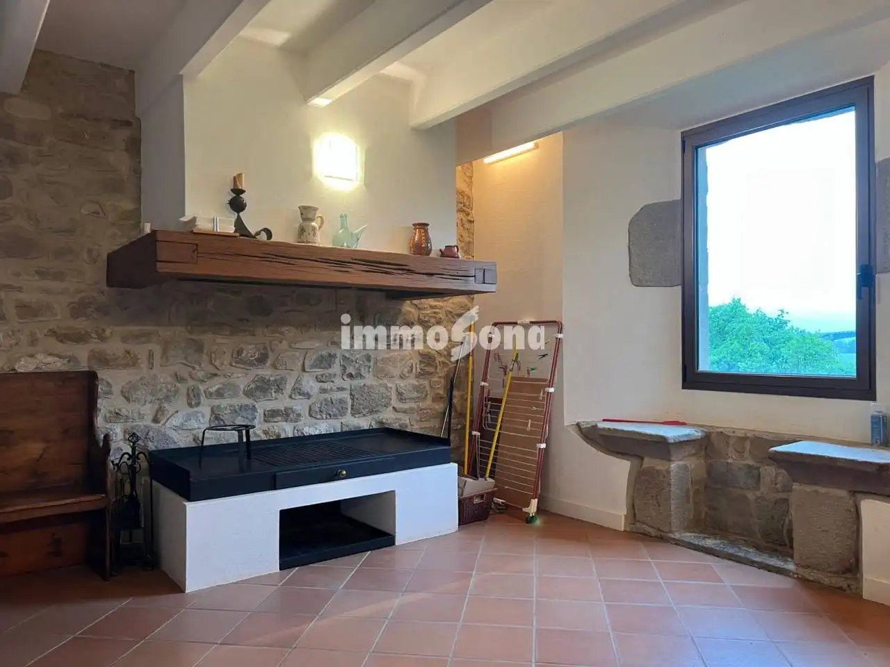 Sala d'estar de Finca rústica en venda en La Vall d'en Bas amb Calefacció, Jardí privat i Alarma