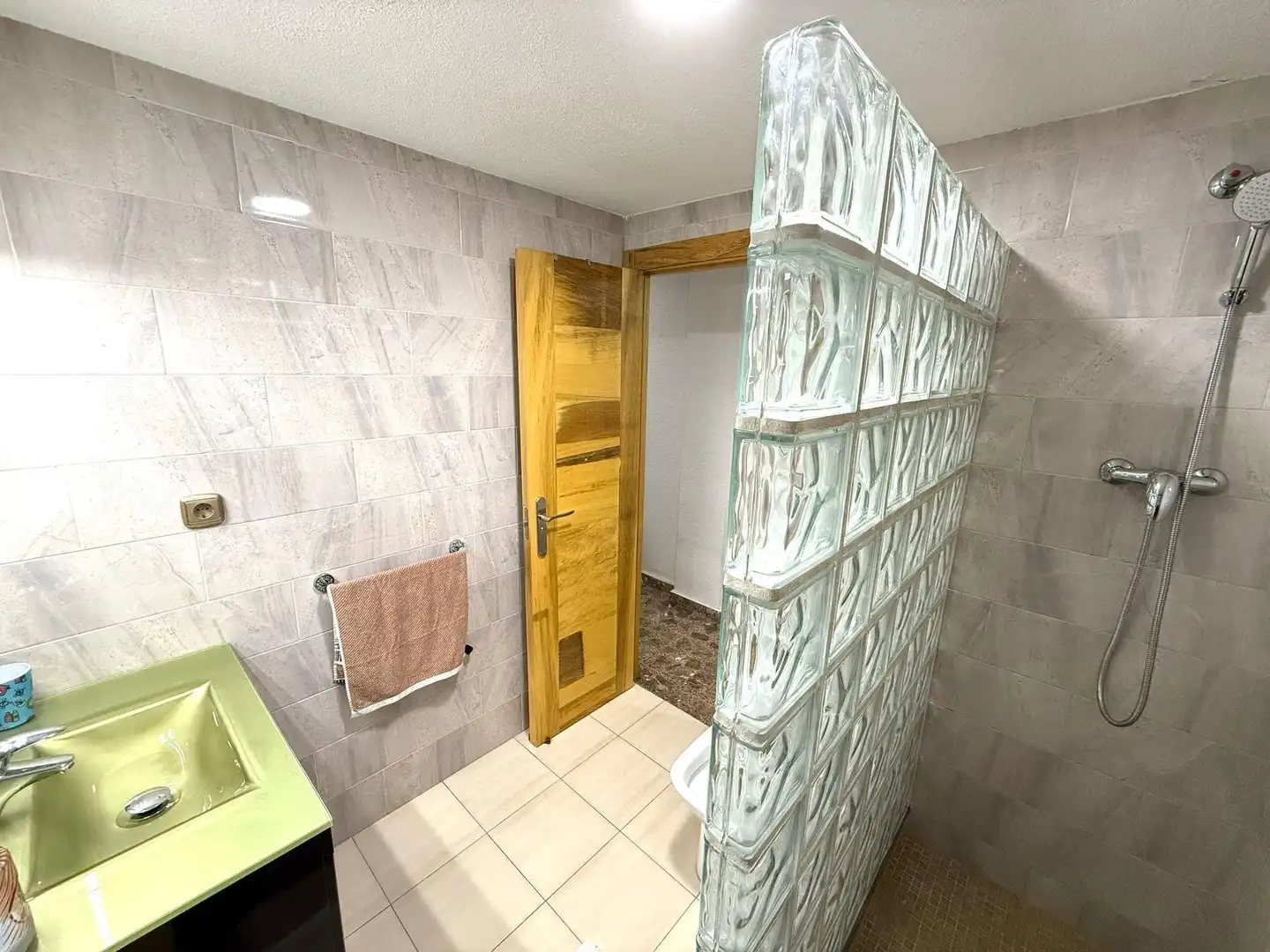 Baño de Apartamento de alquiler en Torrevieja con Aire acondicionado, Terraza y Amueblado