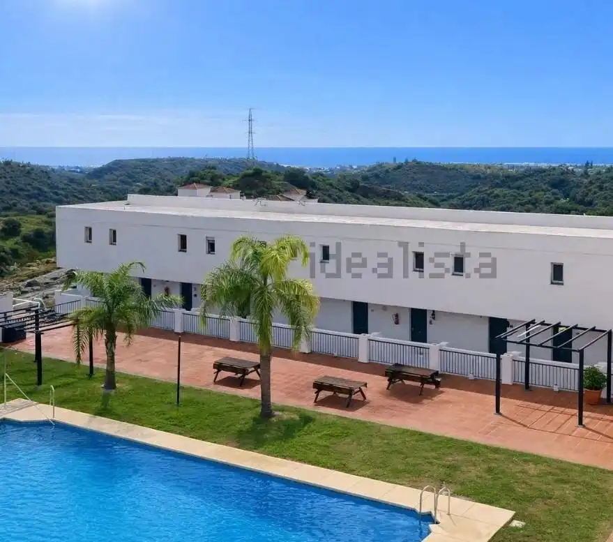 Vista exterior de Dúplex en venda en Estepona amb Jardí privat, Terrassa i Piscina comunitària