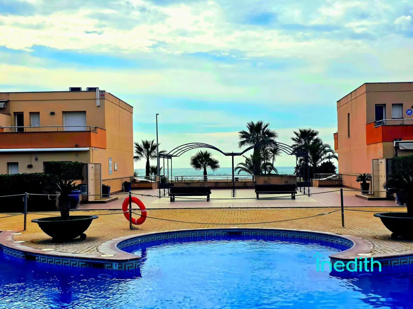 Piscina de Casa adosada en venda en Cubelles amb Aire condicionat, Calefacció i Jardí privat