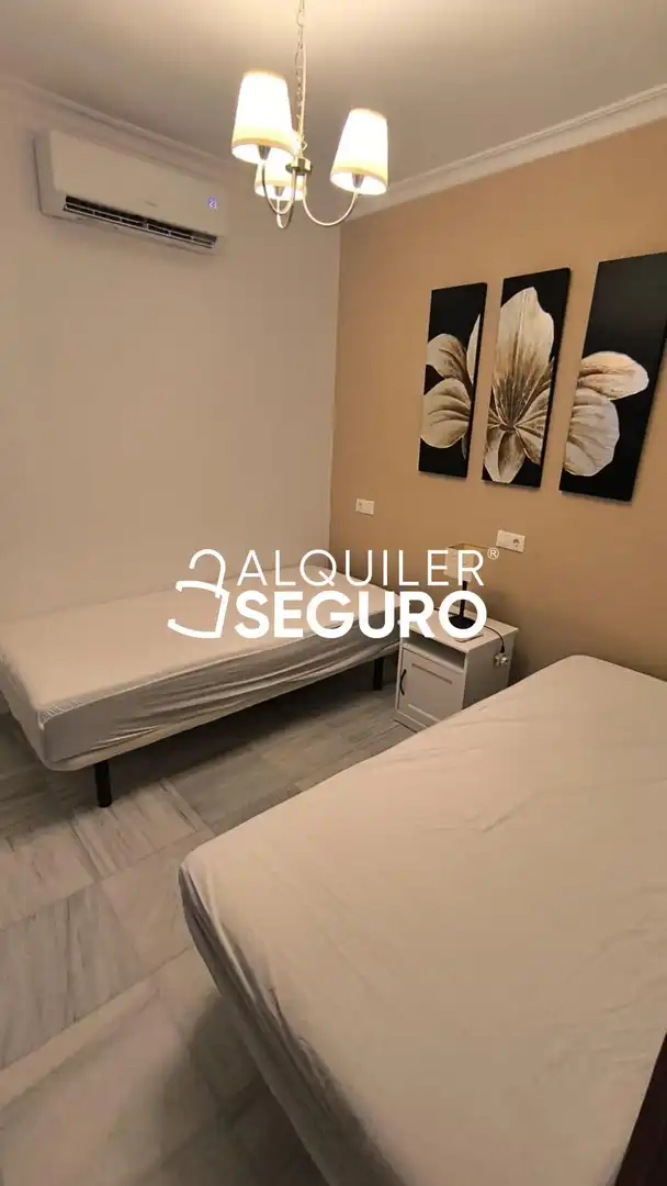 Bedroom of Flat for rent in Sevilla  with Air Conditioner and Furnished