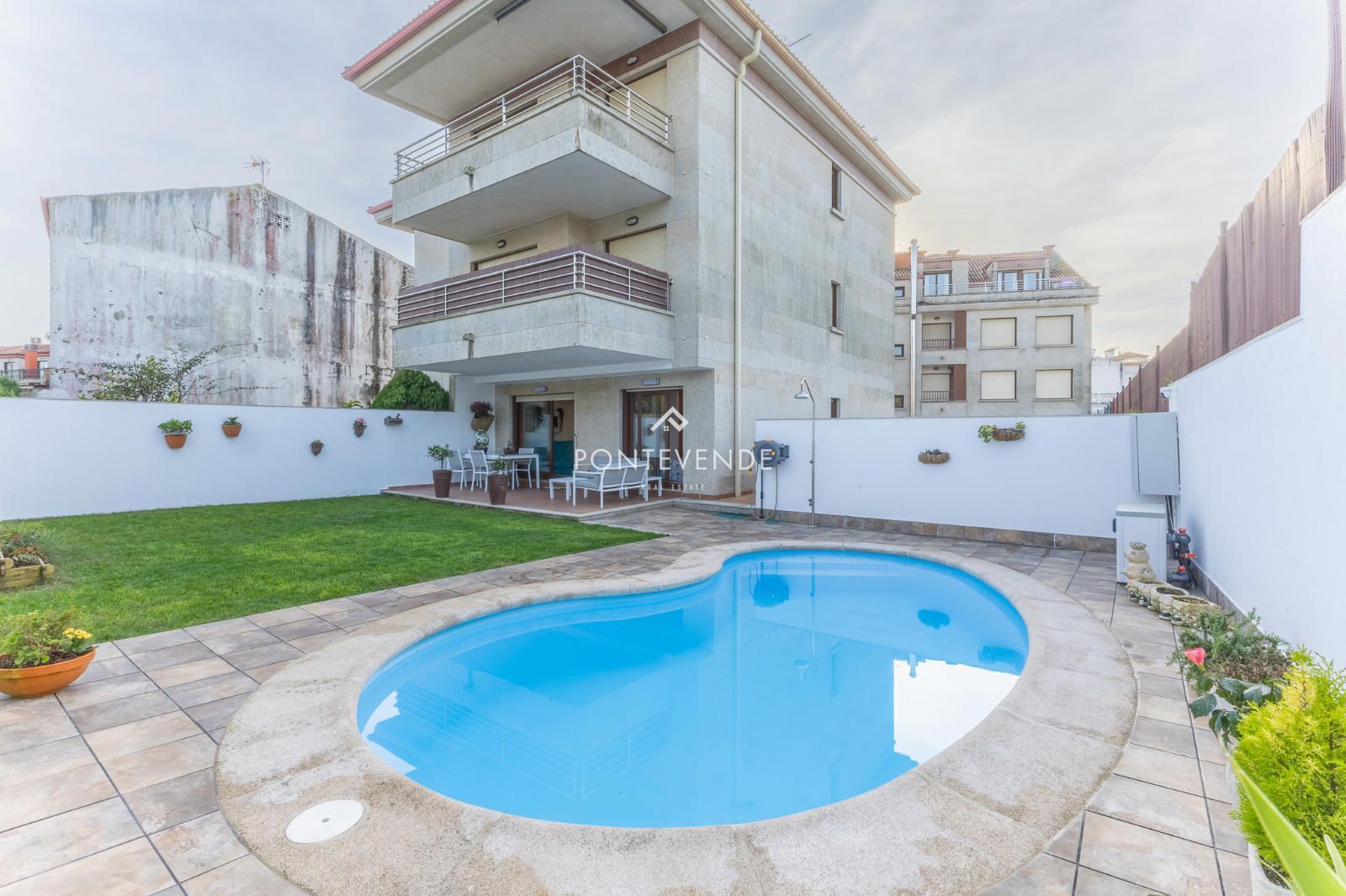 Schwimmbecken von Wohnung zum Verkauf in Sanxenxo mit Heizung, Privatgarten und Terrasse