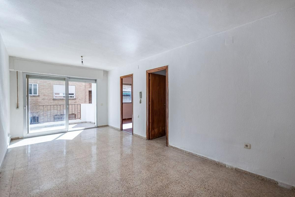 Piso en venta en  Granada Capital con Balcón