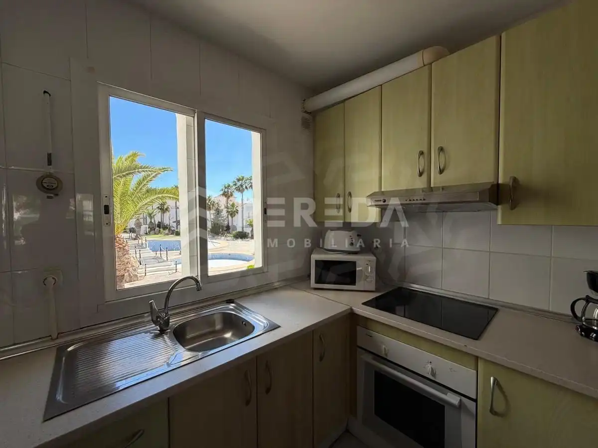 Küche von Wohnungen zum Verkauf in Roquetas de Mar mit Klimaanlage, Privatgarten und Terrasse