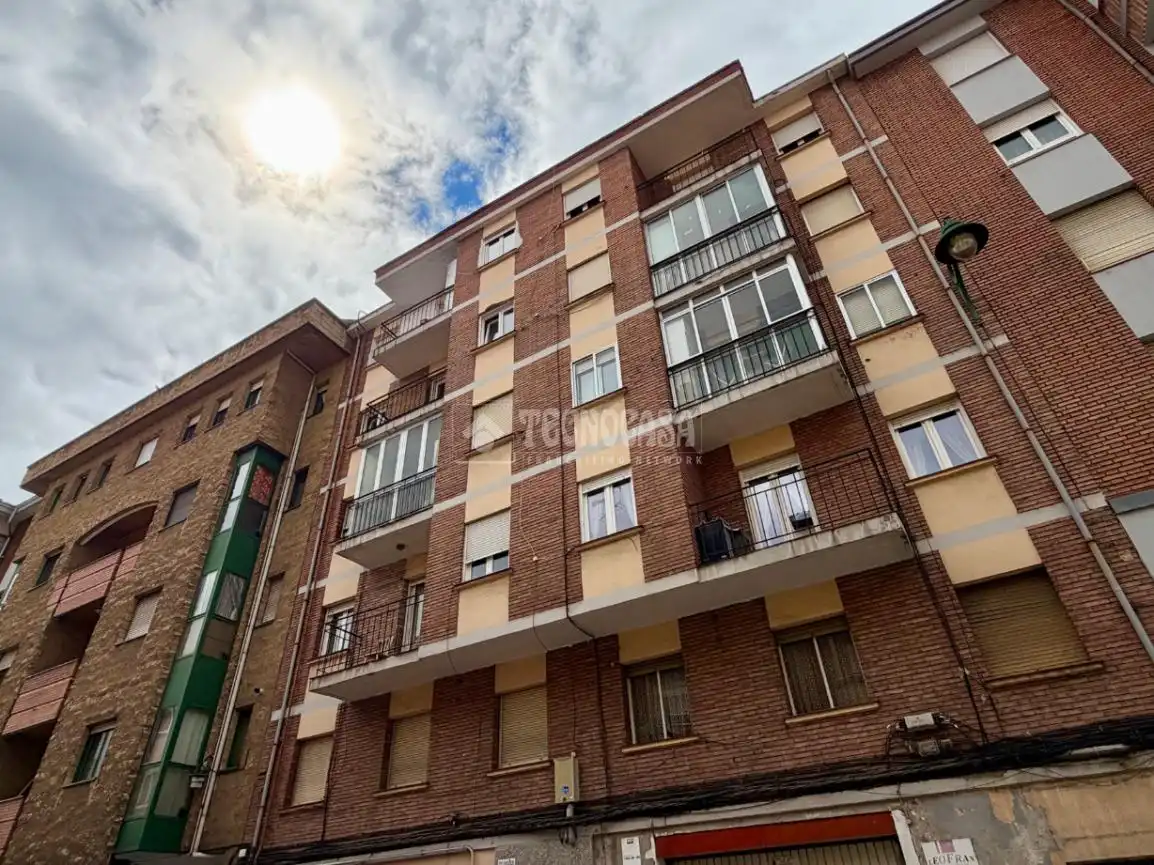 Vista exterior de Pis en venda en León Capital  amb Calefacció, Parquet i Traster