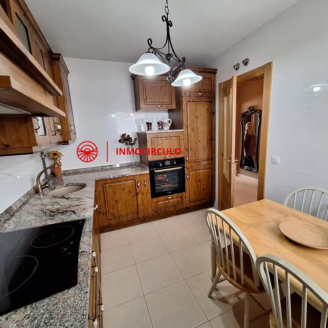 Cuina de Casa adosada en venda en Burgos amb Jardí privat, Terrassa i Traster