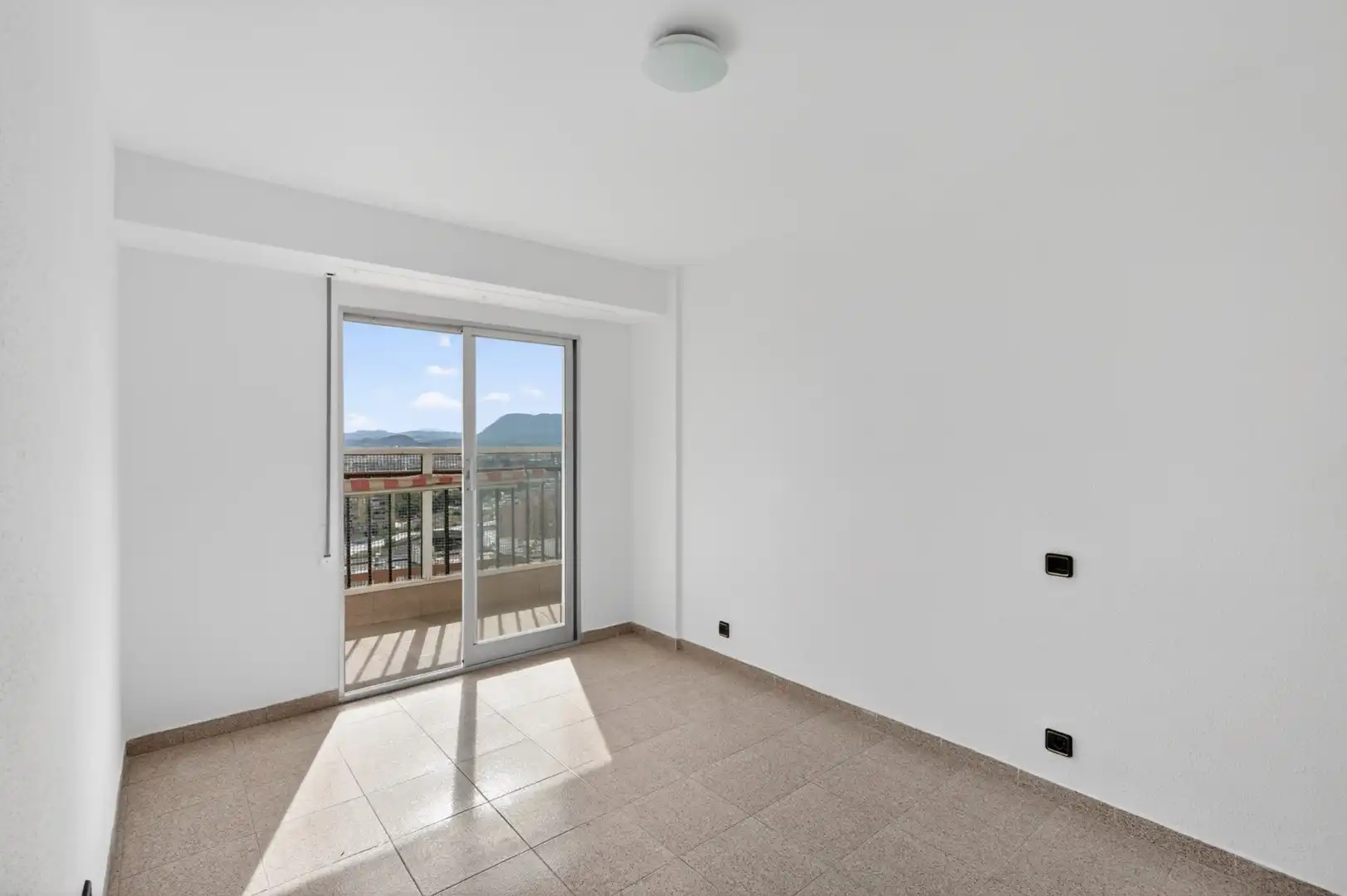 Terraza de Piso en venta en Alicante / Alacant con Terraza y Piscina