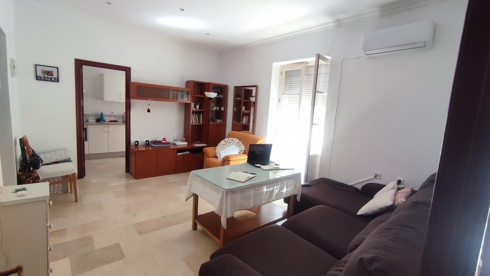 Sala de estar de Piso de alquiler en  Cádiz Capital con Aire acondicionado y Balcón