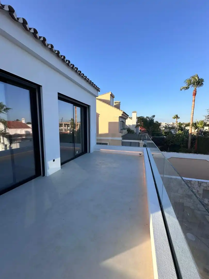 Terrassa de Casa o xalet en venda en Estepona amb Aire condicionat, Calefacció i Jardí privat
