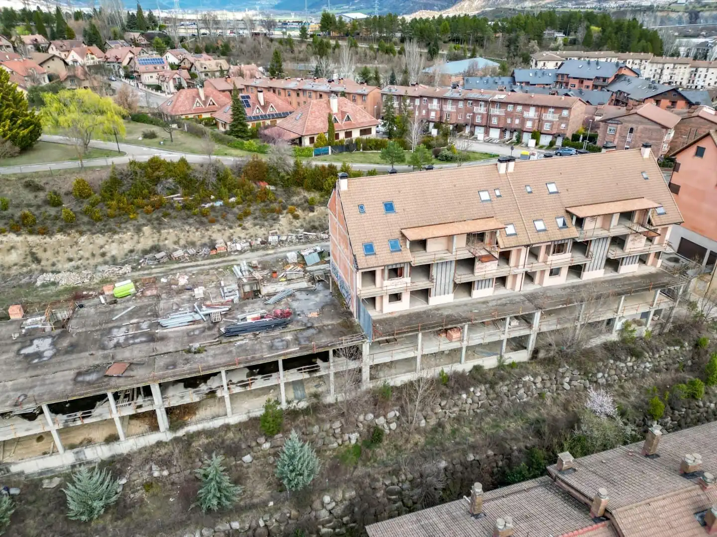 Vista exterior de Edificio en venta en Sabiñánigo