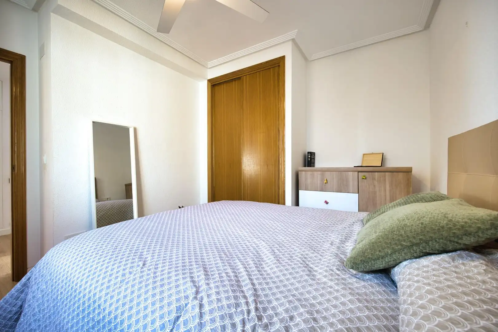 Schlafzimmer von Einfamilien-Reihenhaus zum Verkauf in Mutxamel mit Klimaanlage, Heizung und Privatgarten