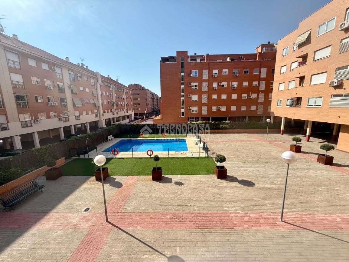 Vista exterior de Pis en venda en Alcalá de Henares amb Aire condicionat, Balcó i Piscina comunitària