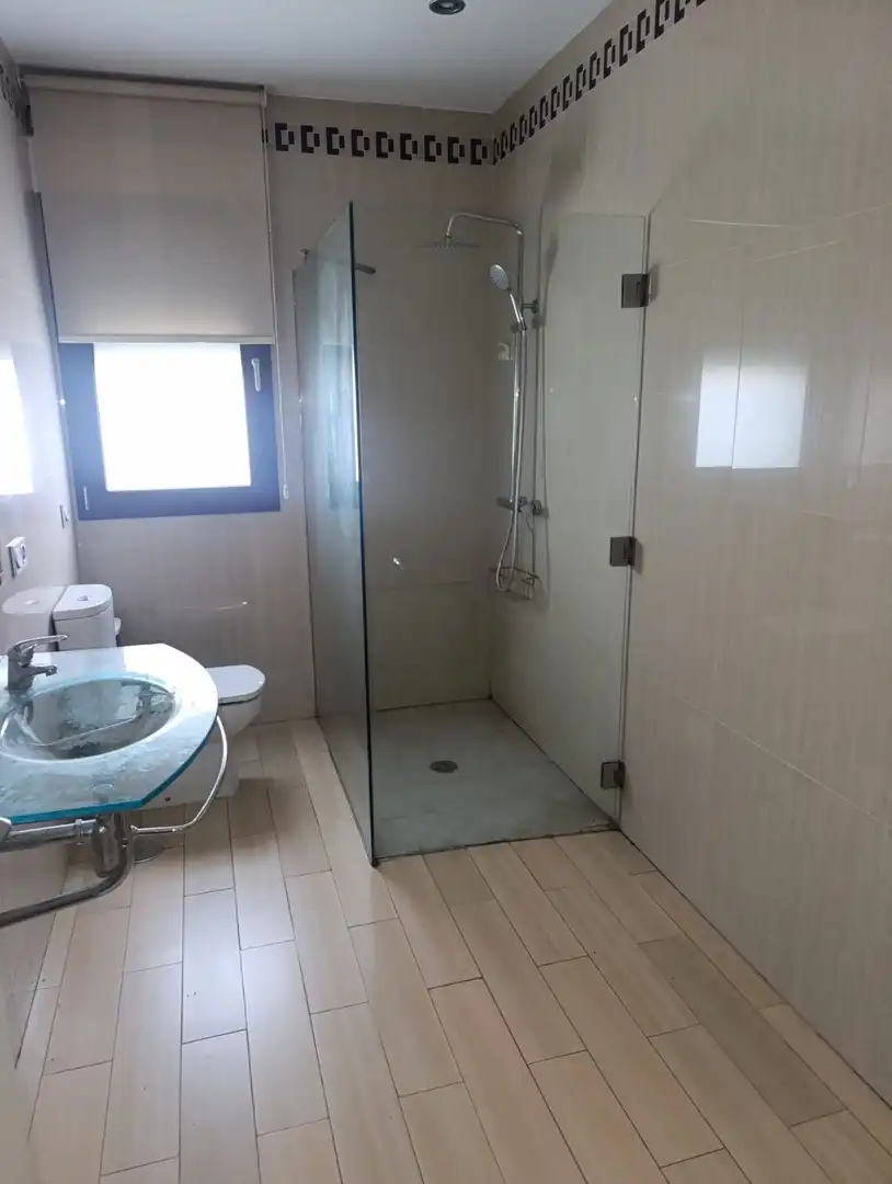 Bany de Casa o xalet en venda en Valdepeñas amb Calefacció, Terrassa i Traster