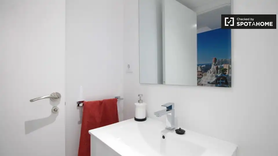 Room in Sant Pere, Sta. Caterina i la Ribera