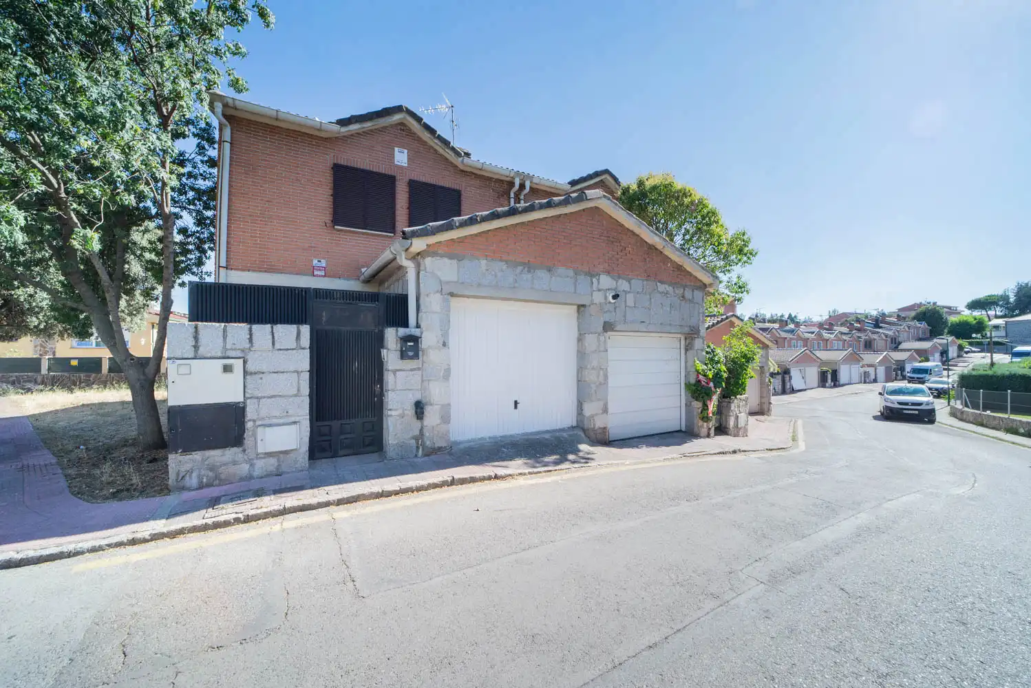 Außenansicht von Einfamilien-Reihenhaus zum Verkauf in Alpedrete mit Heizung, Terrasse und Gemeinschaftspool