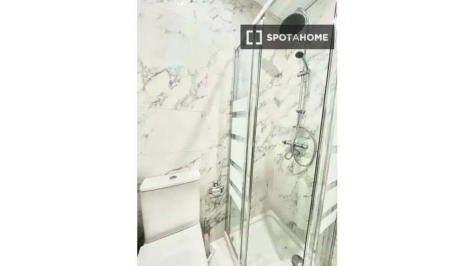 Baño de Piso para compartir en Madrid con Aire acondicionado, Calefacción y Terraza