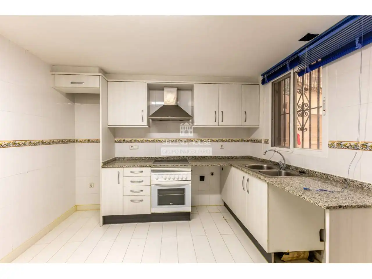 Kitchen of Flat for sale in Valencia  with Heating, Parquet flooring and Balcony