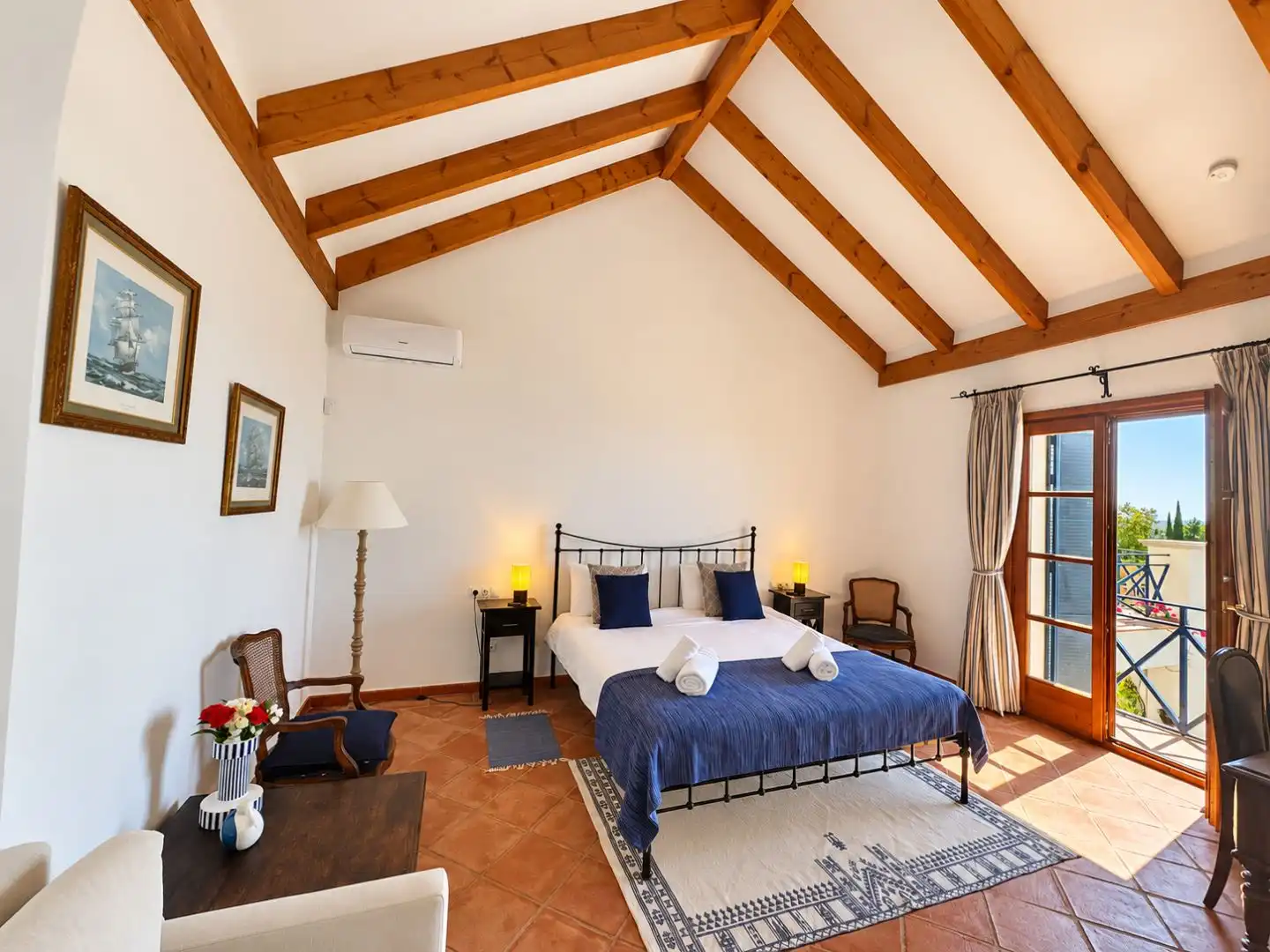 Bedroom of Houses for sale in Benahavís  with Air Conditioner, Swimming Pool and Balcony