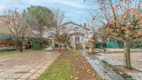 Vista exterior de Casa o xalet en venda en Móstoles amb Calefacció, Jardí privat i Parquet