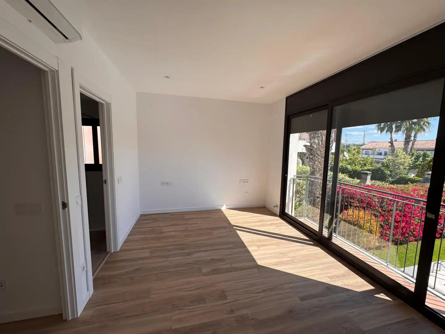 Habitación de Casa adosada en venta en Cubelles con Aire acondicionado, Terraza y Piscina comunitaria