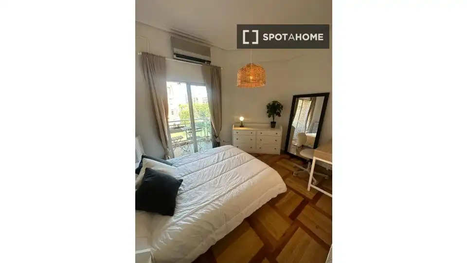 Bedroom of Flat for share in Madrid  with Air Conditioner, Heating and Terrace