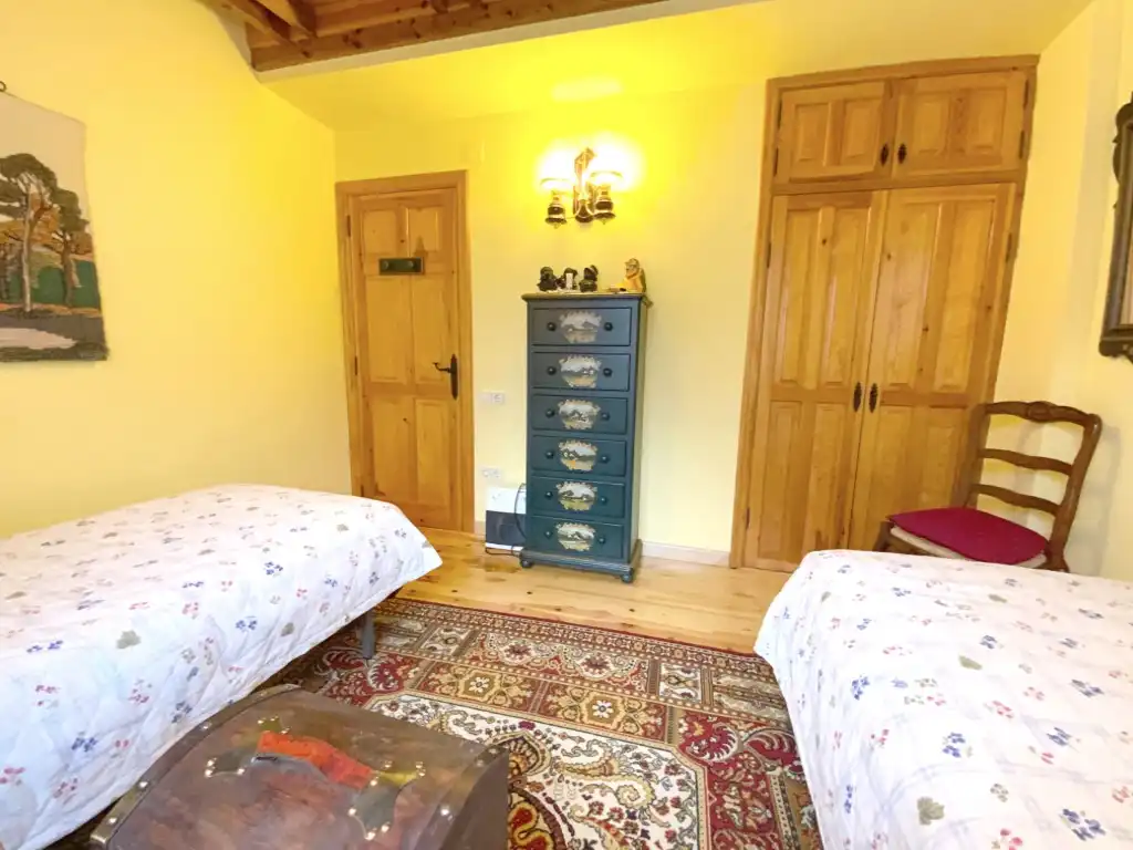 Dormitori de Casa o xalet en venda en Sahún amb Jardí privat