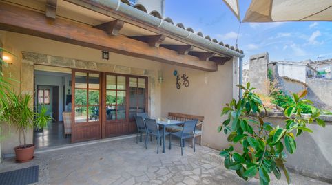 Casa de pueblo reformada en estilo mallorquín moderno con gran garaje y jardín