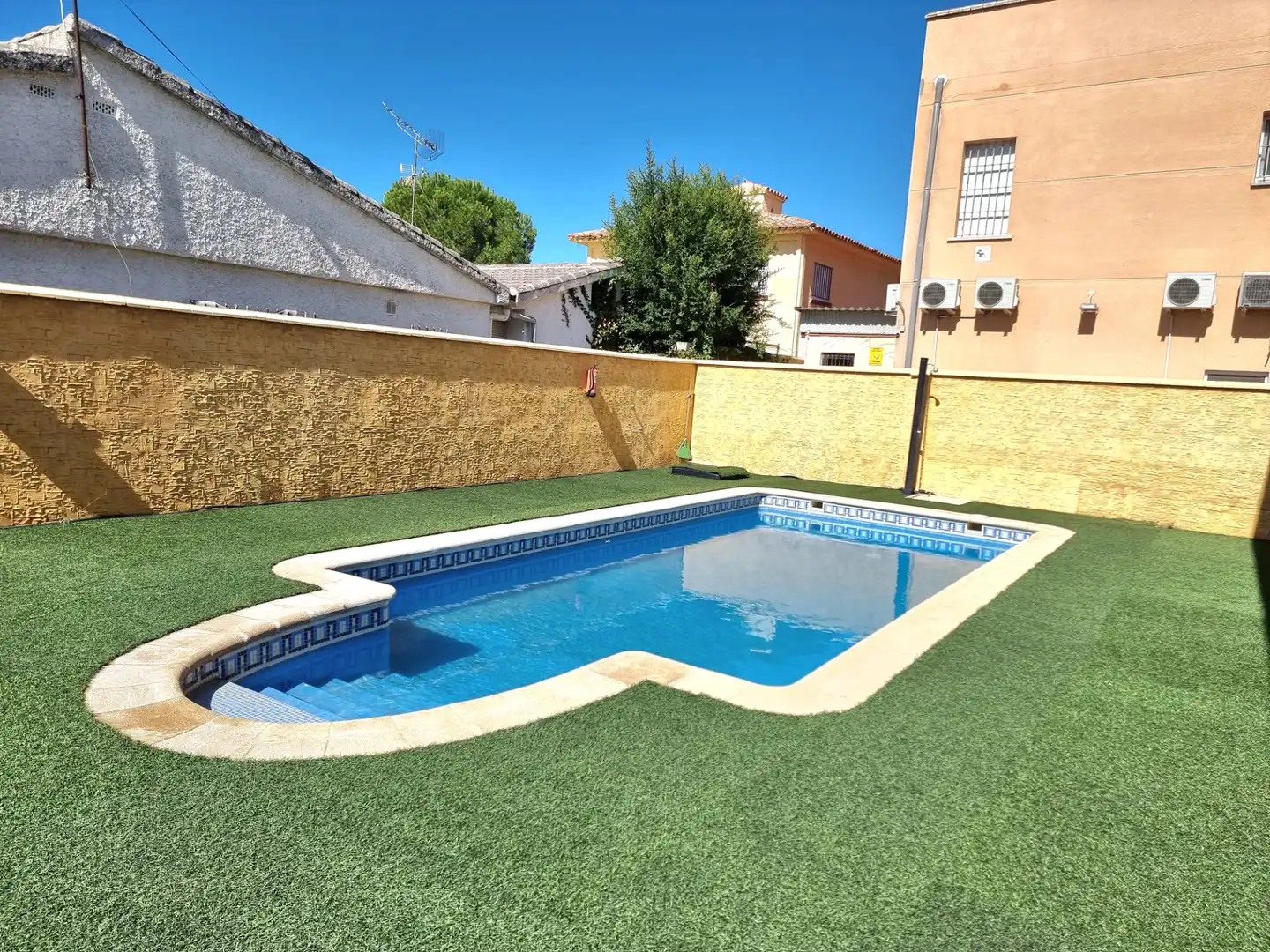 Piscina de Casa o xalet en venda en Escalona amb Aire condicionat, Jardí privat i Traster
