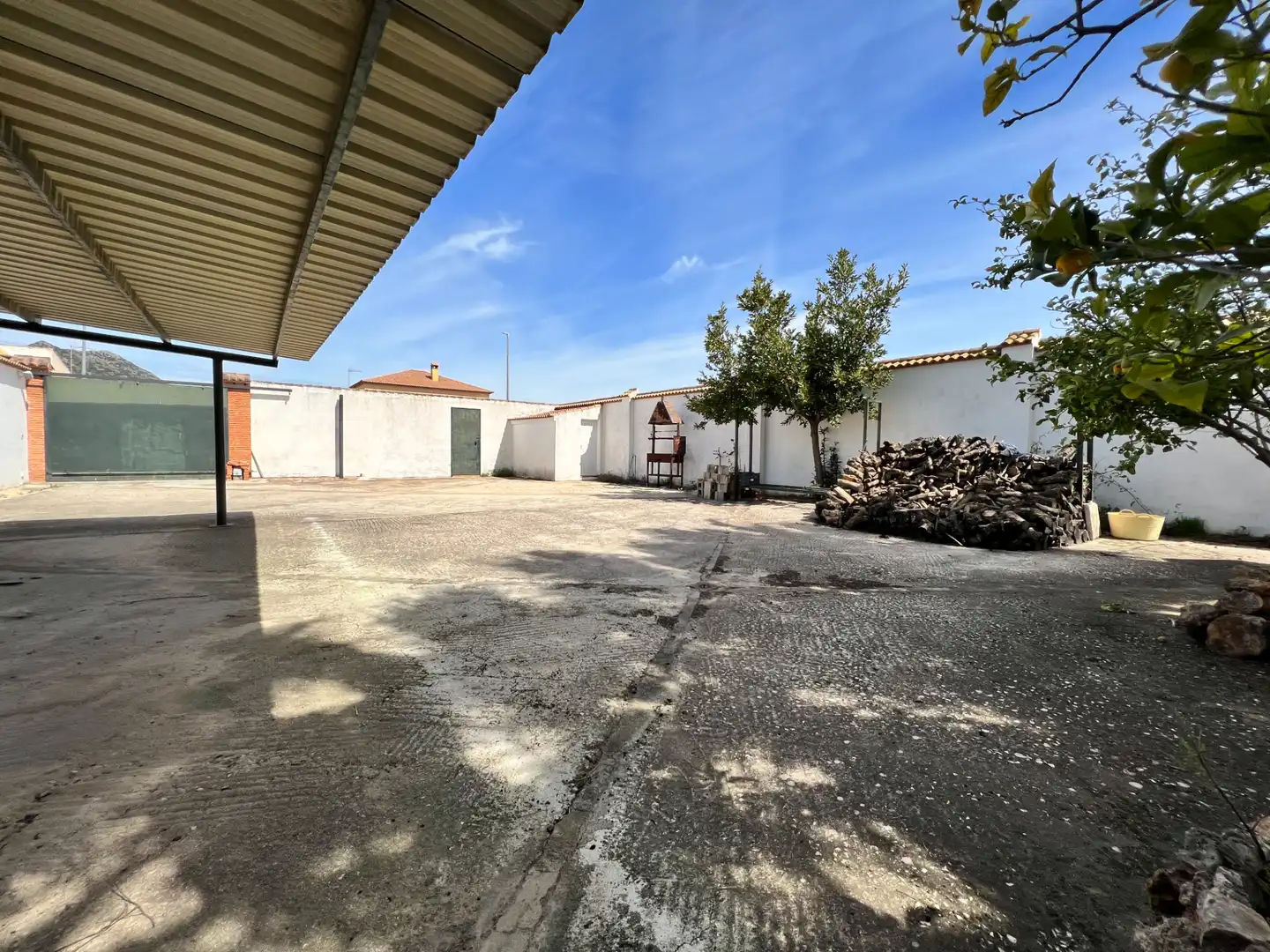Vista exterior de Casa o chalet en venta en Lora de Estepa con Jardín privado, Terraza y Piscina