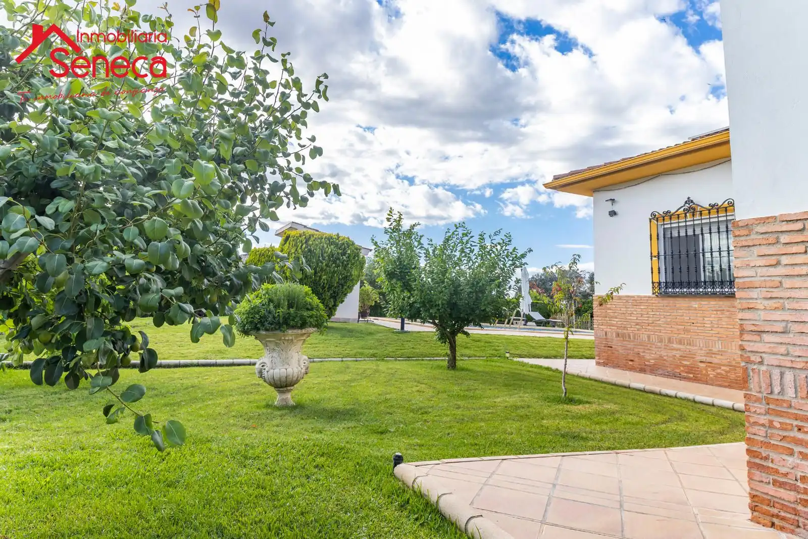 Garden of Houses for sale in La Carlota  with Air Conditioner, Heating and Private garden