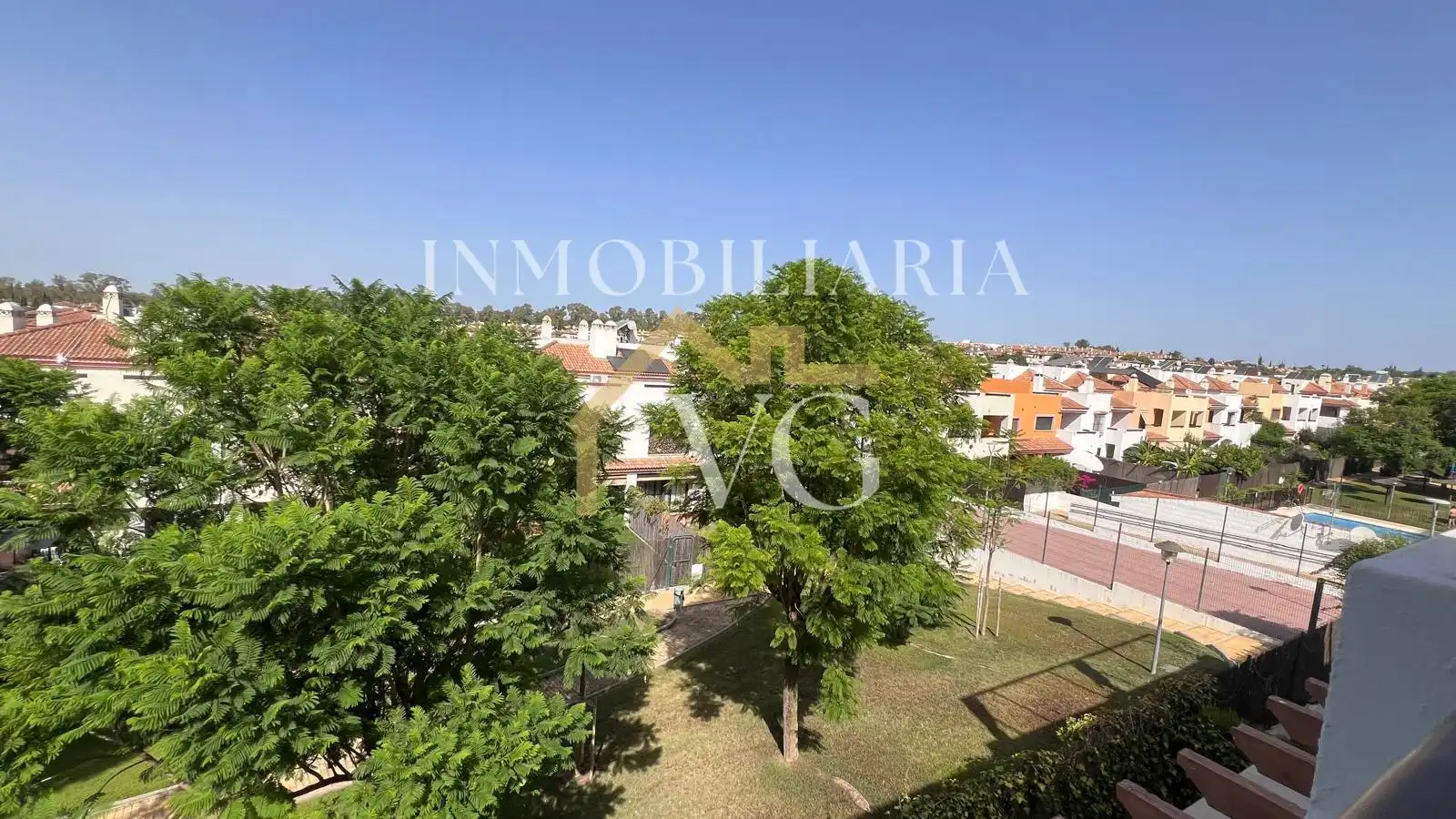 Vista exterior de Àtic en venda en Guillena amb Terrassa, Traster i Piscina