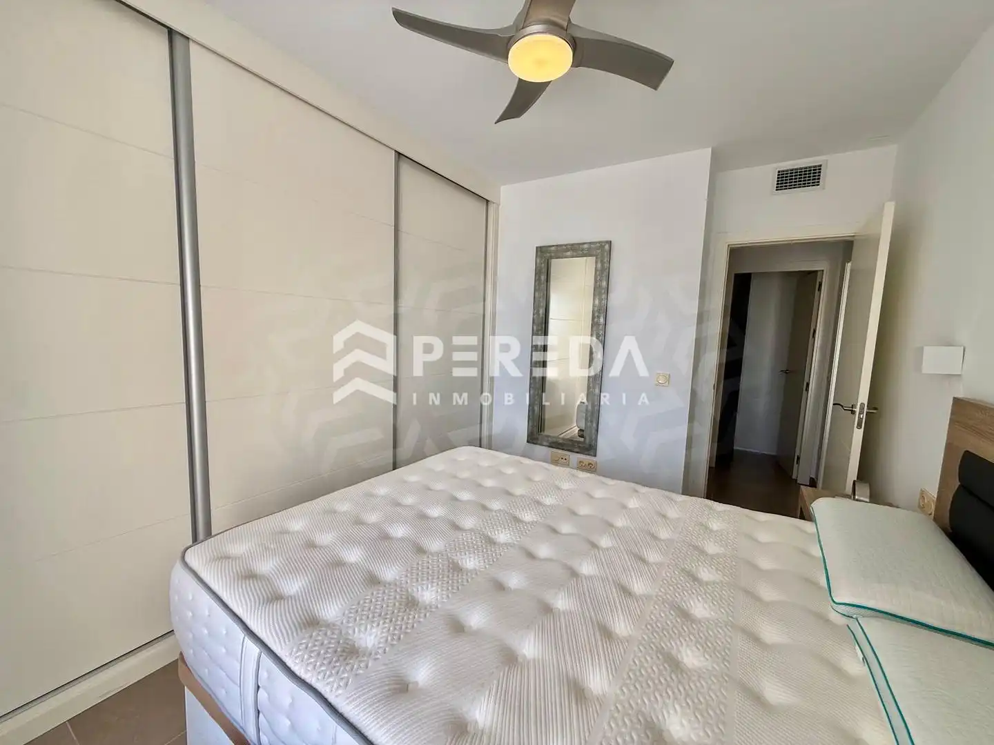 Schlafzimmer von Dachboden zum Verkauf in Roquetas de Mar mit Terrasse und Gemeinschaftspool