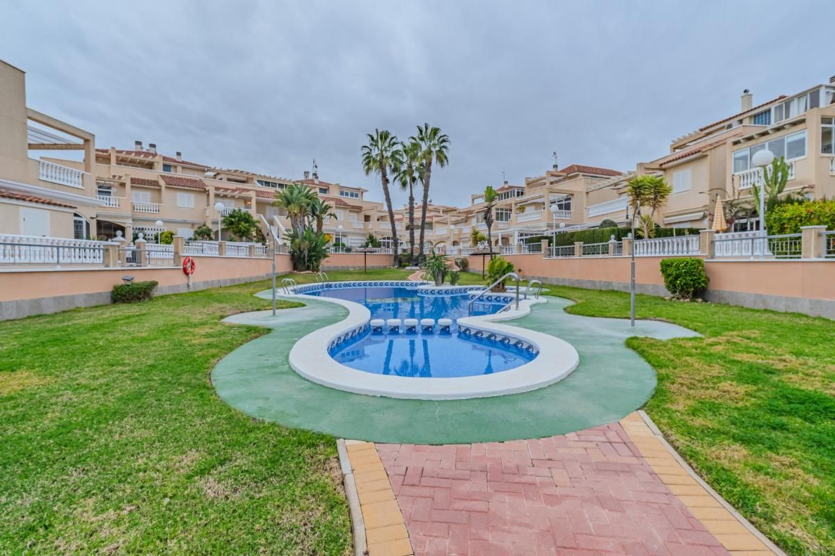 Jardí de Casa adosada en venda en Orihuela amb Aire condicionat, Jardí privat i Terrassa