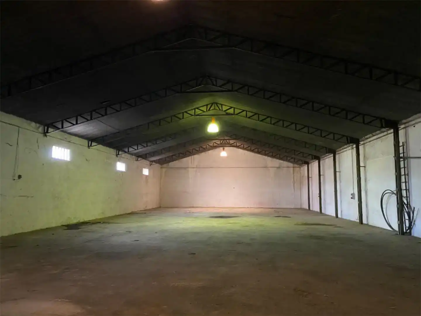 Industrial buildings for rent in Serrada