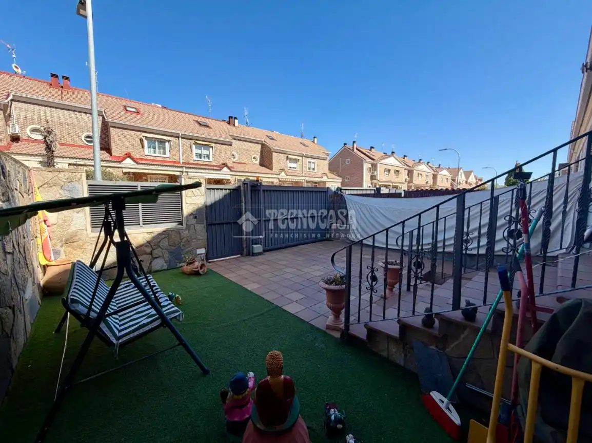 Außenansicht von Einfamilien-Reihenhaus zum Verkauf in Azuqueca de Henares mit Klimaanlage und Heizung