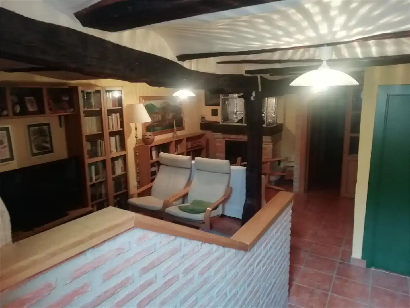 Sala d'estar de Casa adosada en venda en Aras amb Parquet, Traster i Forn