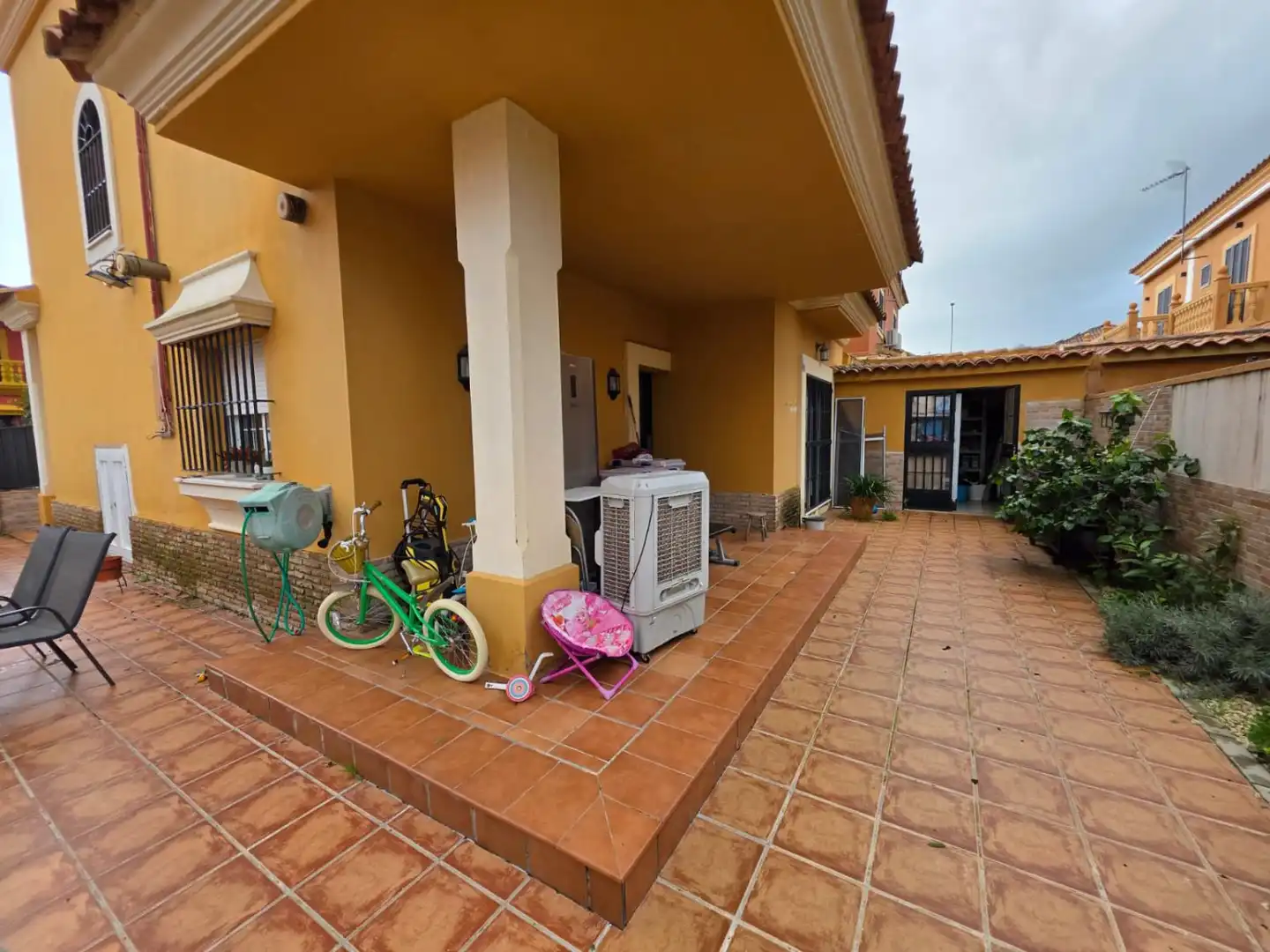 Vista exterior de Casa o xalet en venda en La Rinconada amb Aire condicionat, Calefacció i Jardí privat