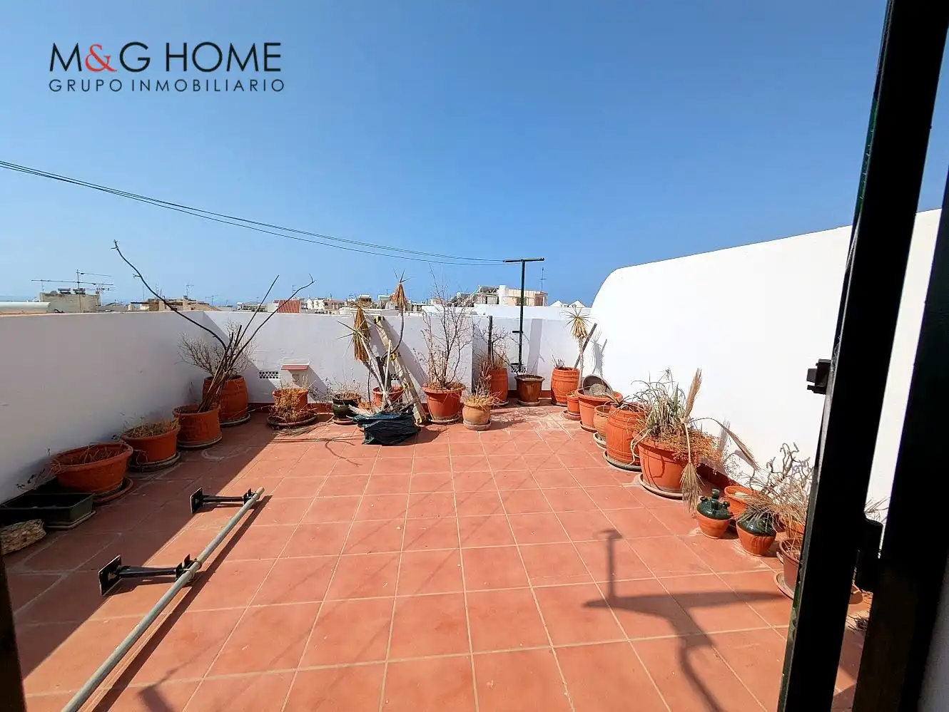 Außenansicht von Maisonette zum Verkauf in Nerja mit Terrasse, Abstellraum und Möbliert