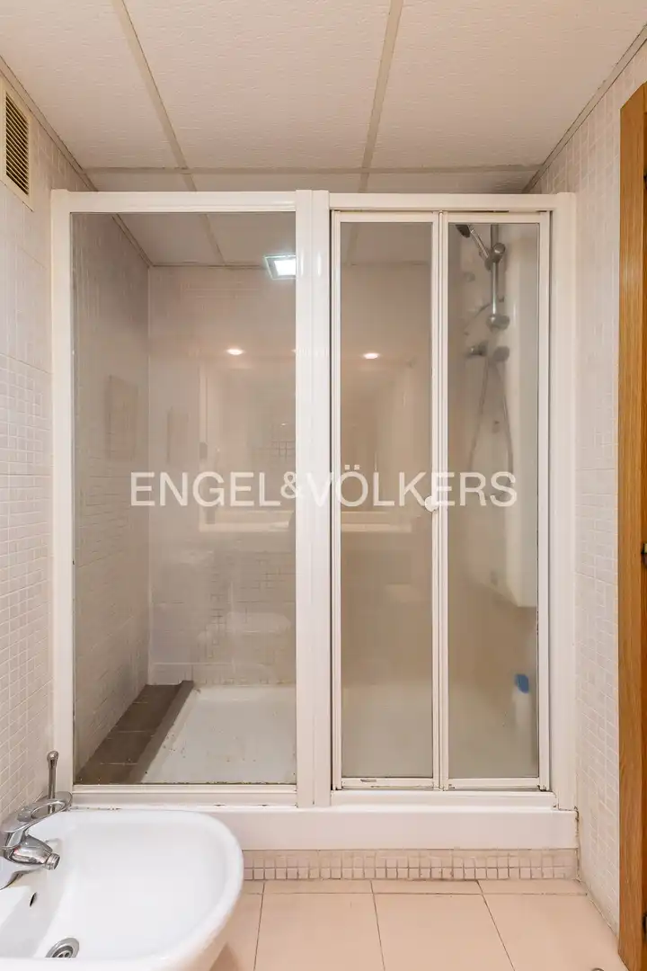 Baño de Piso en venta en Madrid con Aire acondicionado, Calefacción y Jardín privado