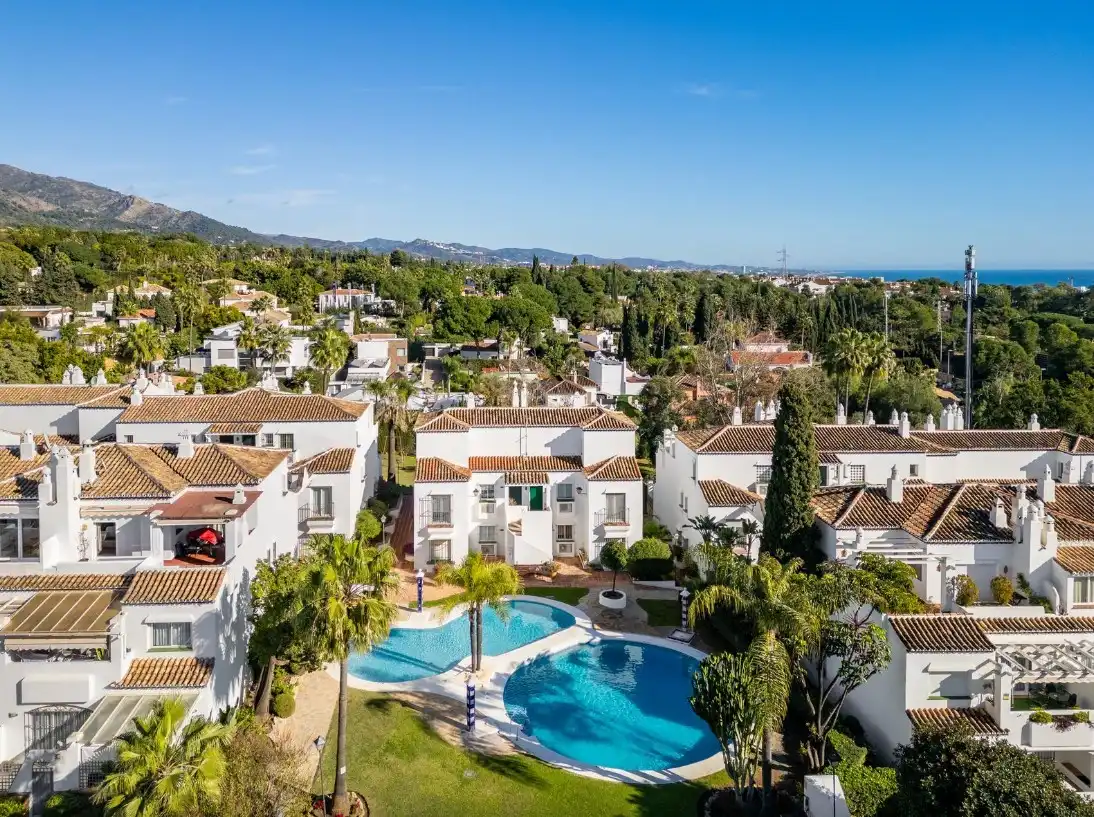 Vista exterior de Dúplex en venda en Marbella amb Aire condicionat, Calefacció i Jardí privat