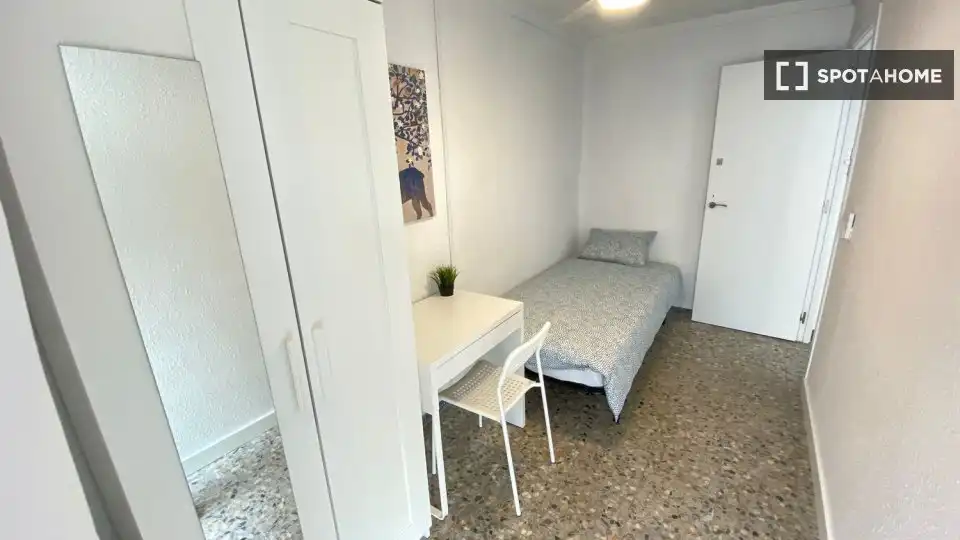 Dormitori de Pis de lloguer en Madrid amb Aire condicionat, Calefacció i Moblat