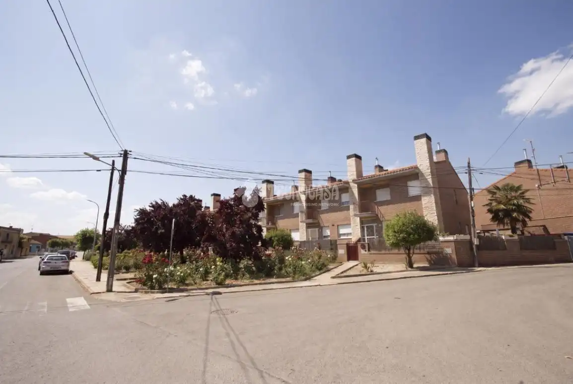 Vista exterior de Casa adosada en venda en Aldearrubia amb Calefacció, Jardí privat i Terrassa