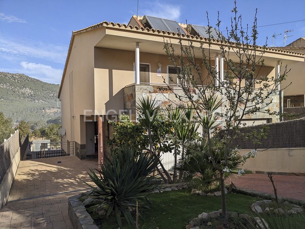 Vista exterior de Casa adosada en venda en Canyelles amb Calefacció, Jardí privat i Terrassa