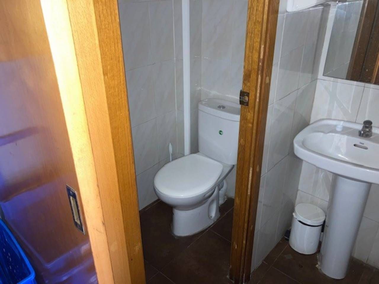 Bany de Local en venda en Cornellà de Llobregat