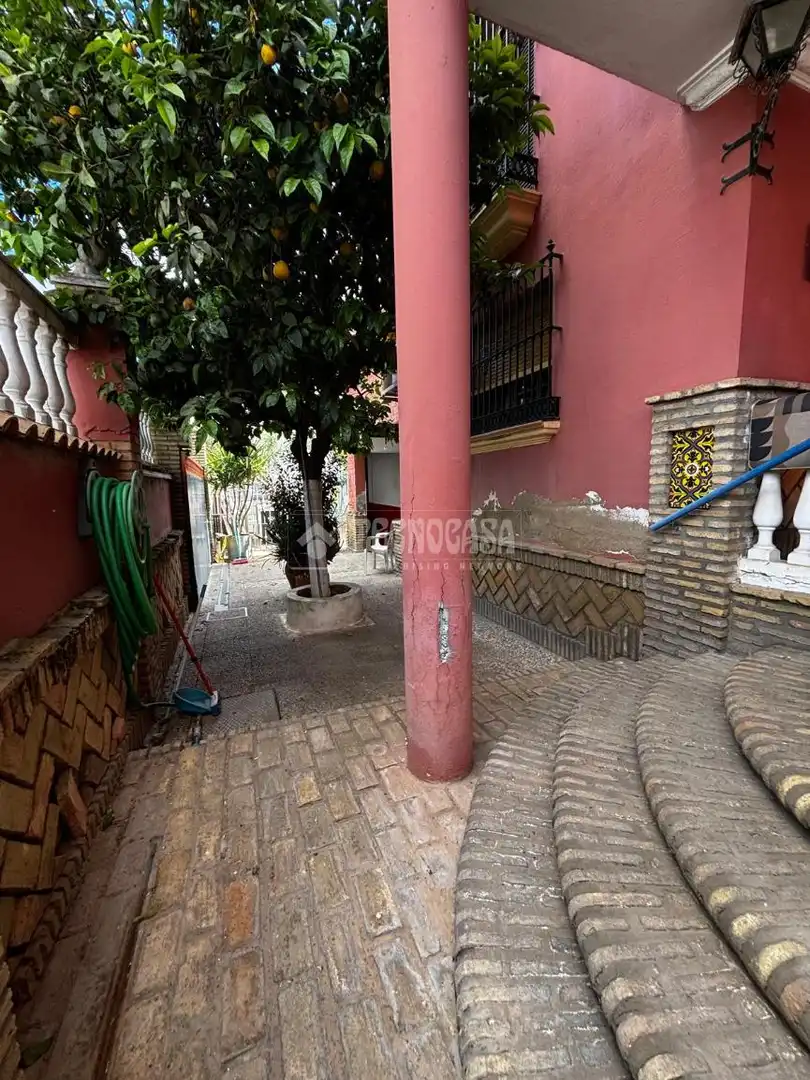 Vista exterior de Casa o xalet en venda en Alcalá de Guadaira amb Aire condicionat i Terrassa