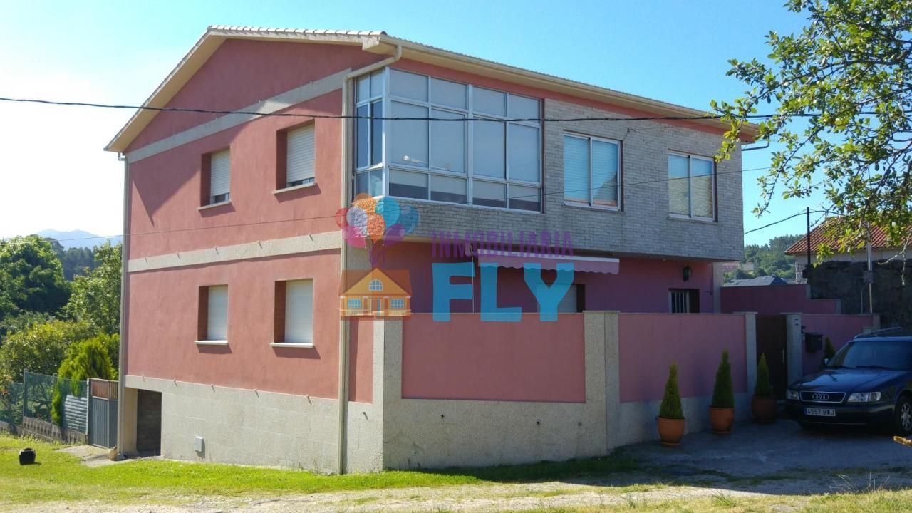 Vista exterior de Casa o xalet en venda en Pontevedra Capital  amb Calefacció, Jardí privat i Terrassa