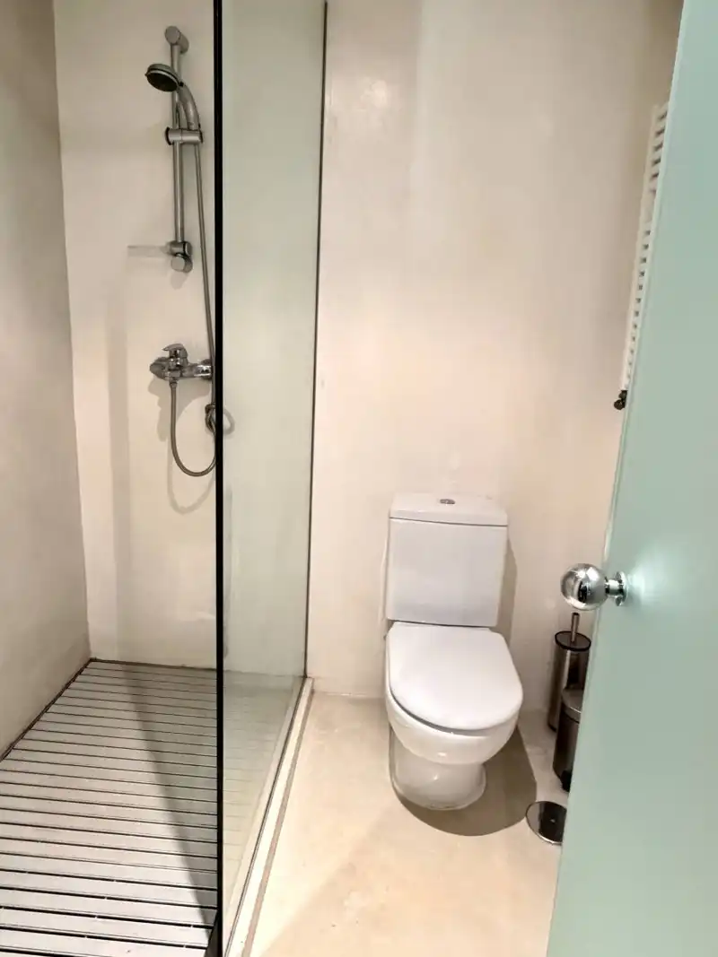 Bathroom of Apartments for rent in Madrid  with Air Conditioner, Private garden and Parquet flooring
