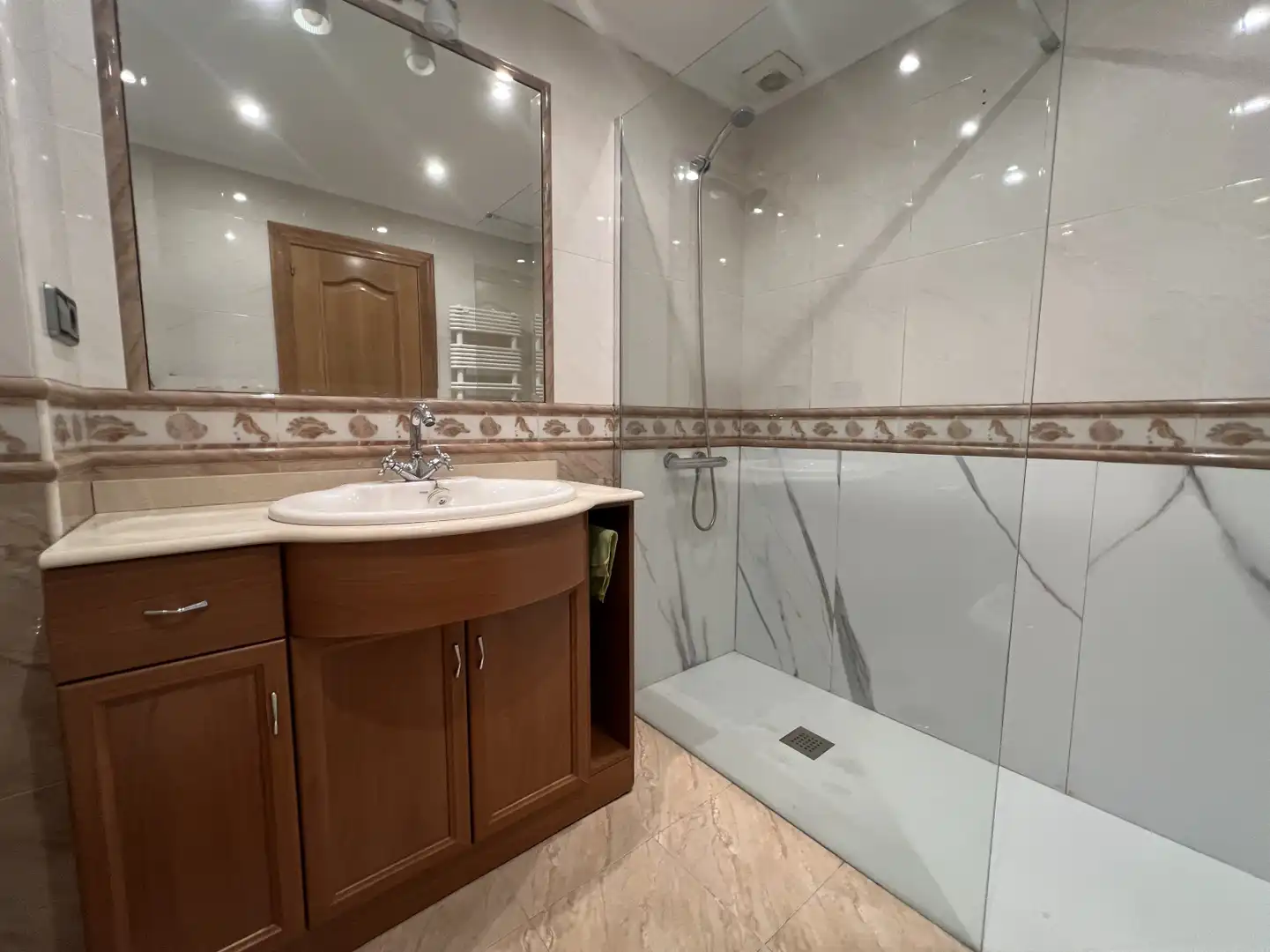 Bathroom of Flat for rent in Gijón   with Heating and Parquet flooring