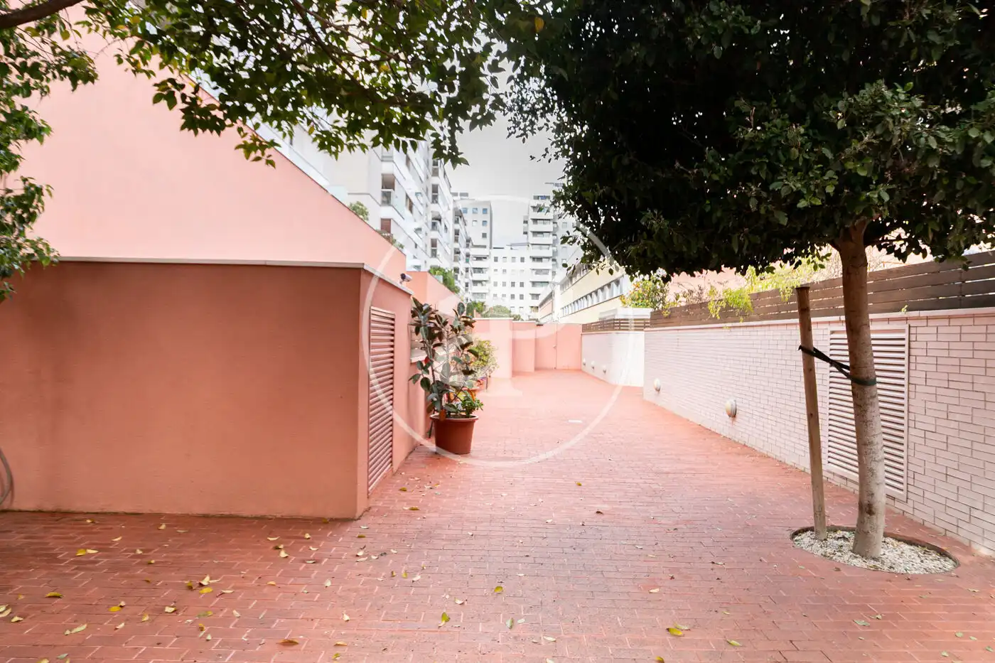 Außenansicht von Wohnung zum Verkauf in Barcelona mit Klimaanlage, Heizung und Privatgarten